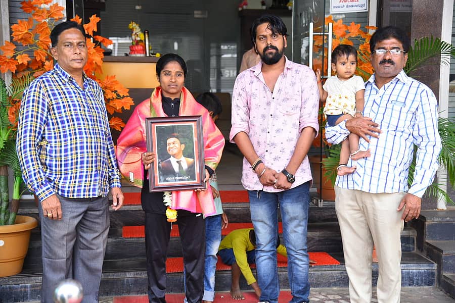 ಹಾವೇರಿಗೆ ಗುರುವಾರ ಬಂದ ದಾಕ್ಷಾಯಿಣಿ ಪಾಟೀಲ ಅವರನ್ನು ಹಾವೇರಿ ಜಿಲ್ಲಾ ಅಥ್ಲೆಟಿಕ್‌ ಅಸೋಸಿಯೇಷನ್‌ ವತಿಯಿಂದ ಸನ್ಮಾನಿಸಲಾಯಿತು. ಅಸೋಸಿಯೇಷನ್‌ ಪ್ರಧಾನ ಕಾರ್ಯದರ್ಶಿ ಬಸವರಾಜ ಹಾಲಪ್ಪನವರ, ಶಿವಲಿಂಗಪ್ಪ ಸಾತೇನಹಳ್ಳಿ, ಉಮೇಶ ಪಾಟೀಲ ಇದ್ದಾರೆ 