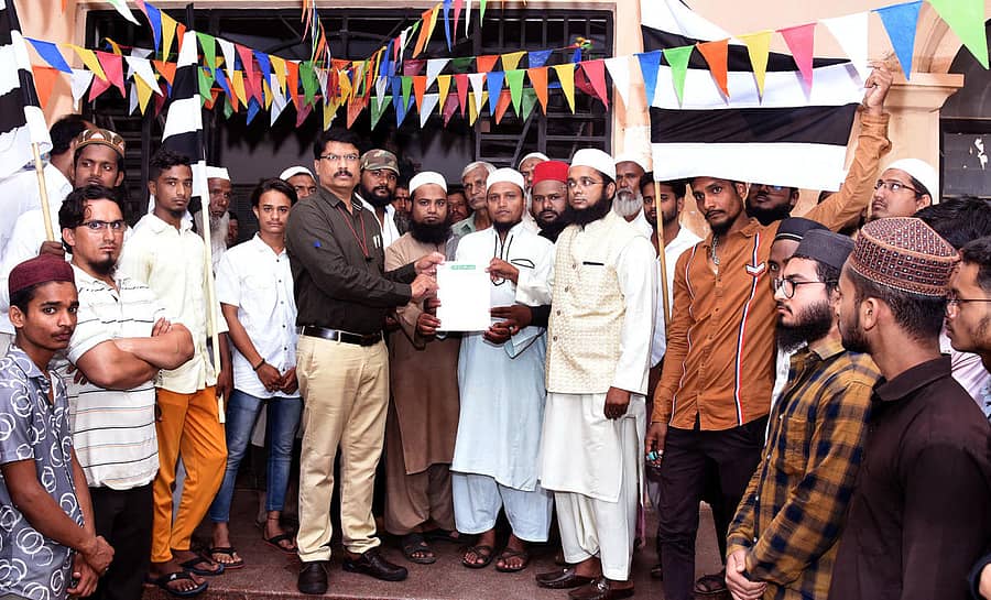 ಮಹಮ್ಮದ್ ಪೈಗಂಬರ್ ಅವಹೇಳನ ಖಂಡಿಸಿ ಗೋಕಾಕದಲ್ಲಿ ಜಮಿಯತ್ ಉಲ್ಮಾ ಸಂಘಟನೆಯ ಸದಸ್ಯರು ತಹಶೀಲ್ದಾರ್ ಪ್ರಕಾಶ ಹೊಳೆಪ್ಪಗೋಳ ಅವರಿಗೆ ಗುರುವಾರ ಮನವಿ ಸಲ್ಲಿಸಿದರು