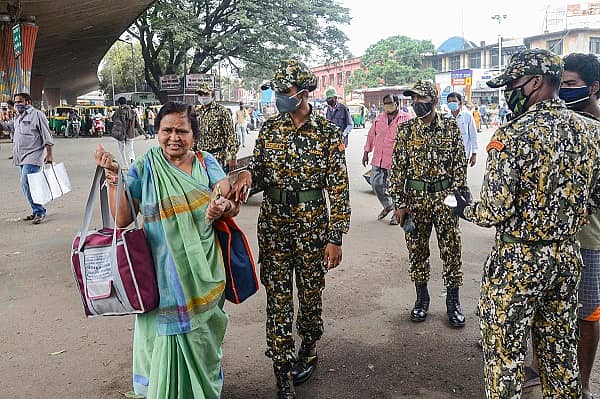 ಬೆಂಗಳೂರಿನಲ್ಲಿ ಓಮೈಕ್ರಾನ್ ತಳಿ ವೈರಸ್ ಕಂಡುಬಂದ ಹಿನ್ನೆಲೆಯಲ್ಲಿ ಬಿಬಿಎಂಪಿ ಮಾರ್ಷಲ್ಗಳು ಗುರುವಾರ ಸುರಕ್ಷತಾ ಕ್ರಮಗಳ ಬಗ್ಗೆ ಕ್ರಮವಹಿಸಿರುವುದು, ಚಿತ್ರ–ಪಿಟಿಐ