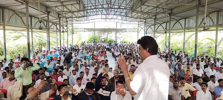 ಅಥಣಿಯಲ್ಲಿ ಗುರುವಾರ ನಡೆದ ವಿಧಾನಪರಿಷತ್ ಚುನಾವಣೆ ಸಭೆಯಲ್ಲಿ ಪಕ್ಷೇತರ ಅಭ್ಯರ್ಥಿ ಲಖನ್ ಜಾರಕಿಹೊಳಿ ಮಾತನಾಡಿದರು