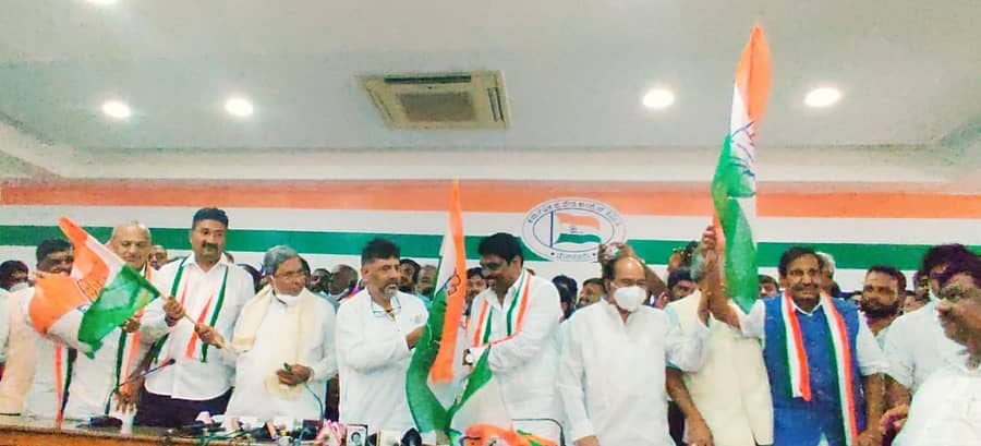 ಸಿ.ಆರ್. ಮನೋಹರ್ ಅವರು ಕೆಪಿಸಿಸಿ ಅಧ್ಯಕ್ಷ ಡಿ.ಕೆ. ಶಿವಕುಮಾರ್, ಸಿದ್ದರಾಮಯ್ಯ ಸಮ್ಮುಖದಲ್ಲಿ ಕಾಂಗ್ರೆಸ್ಗೆ ಸೇರ್ಪಡೆಯಾದರು.