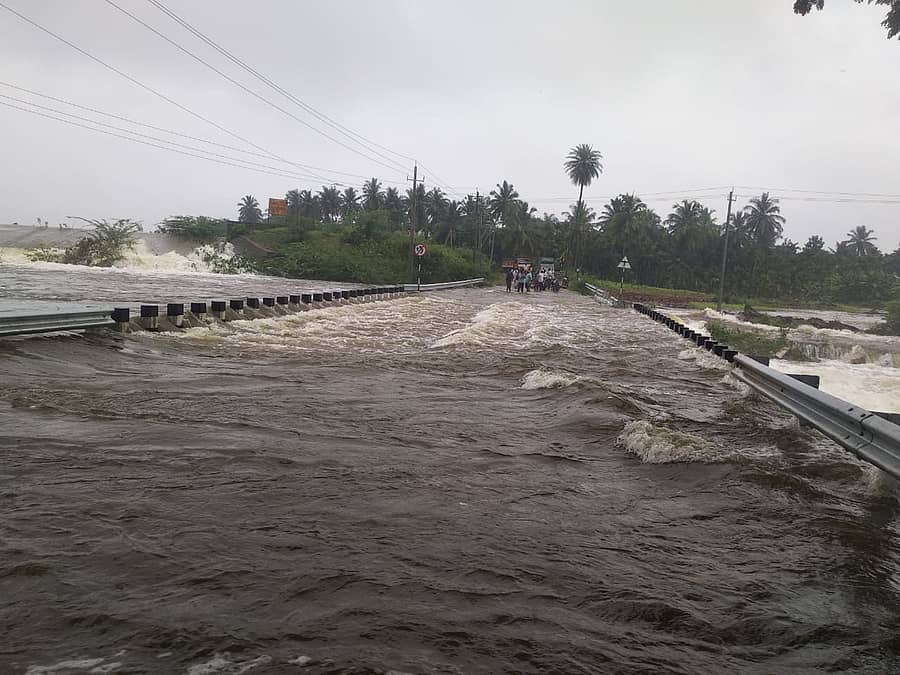 ಶಿವನಿ ಕೆರೆ ತುಂಬಿ ಹರಿಯುತ್ತಿರುವ ದೃಶ್ಯ