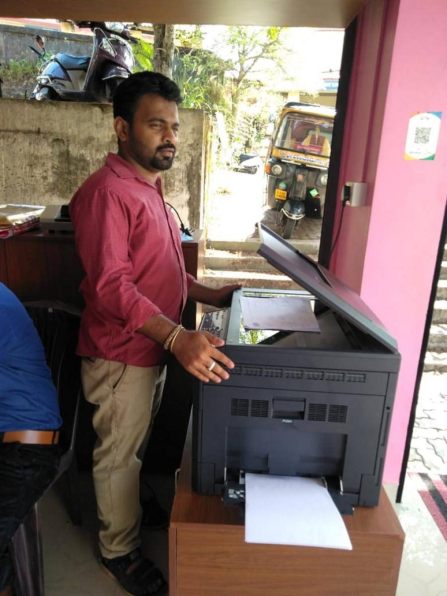 ಸ್ವಂತ ಅಂಗಡಿಯಲ್ಲಿ ಕೆಲಸದಲ್ಲಿ ನಿರತರಾಗಿರುವ ಪ್ರೀತಮ್ ರೈ