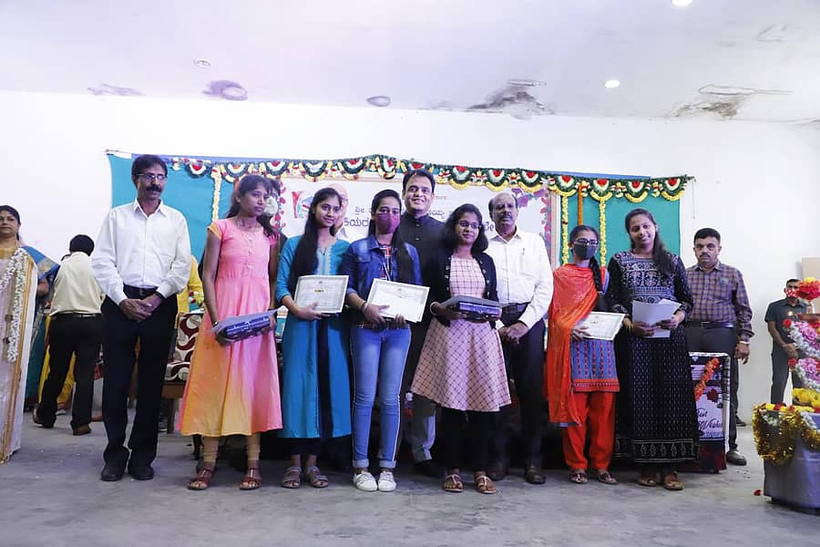 ನಗರದ ಮಲ್ಲೇಶ್ವರದ ಬಾಲಕಿಯರ ಸರ್ಕಾರಿ ಪದವಿಪೂರ್ವ ಕಾಲೇಜಿನಲ್ಲಿ ಶುಕ್ರವಾರ ವಿದ್ಯಾರ್ಥಿನಿಯರಿಗೆ ಸಚಿವ ಡಾ.ಸಿ.ಎನ್. ಅಶ್ವತ್ಥ ನಾರಾಯಣ ಪ್ರತಿಭಾ ಪುರಸ್ಕಾರ ಪ್ರದಾನ ಮಾಡಿದರು