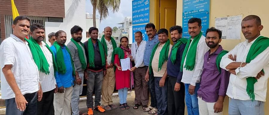 ಬೆಳೆ ನಷ್ಟವಾಗಿ ಸಂಕಷ್ಟದಲ್ಲಿರುವ ರೈತರಿಗೆ ನೋಟಿಸ್ ನೀಡಿ ಬಲವಂತದ ಸಾಲ ವಸೂಲಾತಿಗೆ ಮುಂದಾಗಬಾರದು ಎಂದು ಒತ್ತಾಯಿಸಿ ರೈತ ಸಂಘದ ಸದಸ್ಯರು ಕೋಲಾರದಲ್ಲಿ ಗುರುವಾರ ಲೀಡ್ ಬ್ಯಾಂಕ್ ವ್ಯವಸ್ಥಾಪಕರಿಗೆ ಮನವಿ ಸಲ್ಲಿಸಿದರು