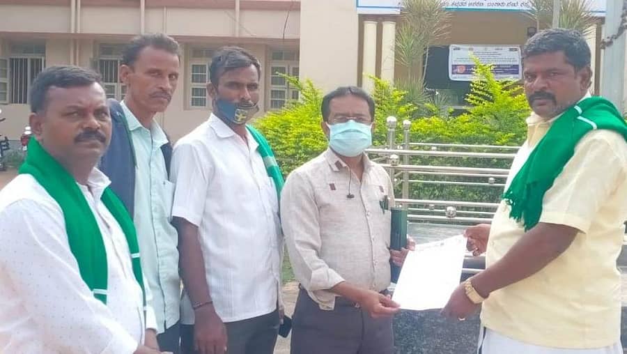 ನಕಲಿ ಕ್ಲಿನಿಕ್ಗಳ ಹಾವಳಿ ತಡೆಗೆ ಕ್ರಮ ಕೈಗೊಳ್ಳುವಂತೆ ಒತ್ತಾಯಿಸಿ ರಾಜ್ಯ ರೈತ ಸಂಘದ (ಪುಟ್ಟಣ್ಣಯ್ಯ ಬಣ) ಸದಸ್ಯರು ಕೋಲಾರದಲ್ಲಿ ಶುಕ್ರವಾರ ಡಿಎಚ್ಒ ಡಾ.ಜಗದೀಶ್ ಅವರಿಗೆ ಮನವಿ ಸಲ್ಲಿಸಿದರು