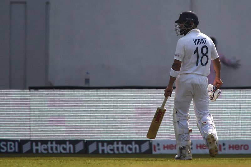 ಔಟಾಗಿ ನಿರ್ಗಮಿಸುತ್ತಿರುವ ವಿರಾಟ್ ಕೊಹ್ಲಿ (ಎಎಫ್ಪಿ ಚಿತ್ರ)