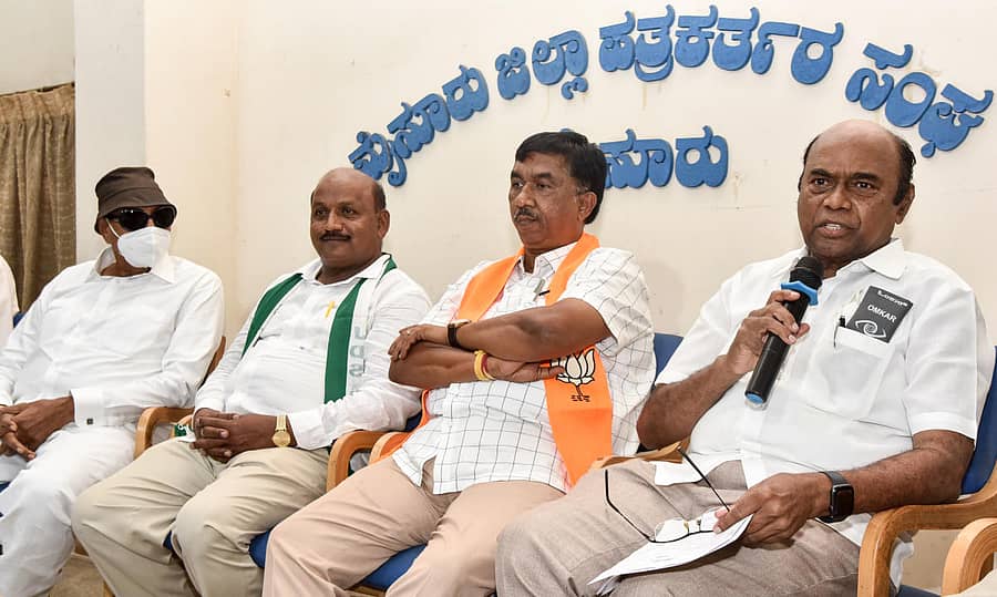 ಜಿಲ್ಲಾ ಪತ್ರಕರ್ತರ ಸಂಘದ ಸಭಾಂಗಣದಲ್ಲಿ ಶುಕ್ರವಾರ ಆಯೋಜಿಸಿದ್ದ ವಿಧಾನ ಪರಿಷತ್ ಅಛ್ಯರ್ಥಿಗಳೊಂದಿಗೆ ಸಂವಾದ ಕಾರ್ಯಕ್ರಮದಲ್ಲಿ ವಾಟಾಳ್ ನಾಗರಾಜ್ (ಪಕ್ಷೇತರ), ಸಿ.ಎನ್.ಮಂಜೇಗೌಡ (ಜಾ.ದಳ), ಆರ್.ರಘು (ಬಿಜೆಪಿ) ಮತ್ತು ಡಾ.ಡಿ.ತಿಮ್ಮಯ್ಯ(ಕಾಂಗ್ರೆಸ್) ಭಾಗವಹಿಸಿದ್ದರು.