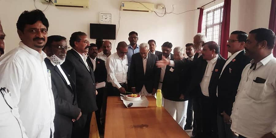 ಸುರಪುರದದಲ್ಲಿ ಶುಕ್ರವಾರ ವಕೀಲರ ದಿನಾಚರಣೆಯನ್ನು ಕೇಕ್ ಕತ್ತರಿಸುವ ಮೂಲಕ ಆಚರಿಸಲಾಯಿತು. ವಕೀಲರ ಸಂಘದ ಅಧ್ಯಕ್ಷ ಬಸವರಾಜ ಕಿಲ್ಲೇದಾರ, ಹ ವಕೀಲ ಬಸವಲಿಂಗಪ್ಪ ಪಾಟೀಲ ಹಾಗೂ ಇತರರು ಇದ್ದರು