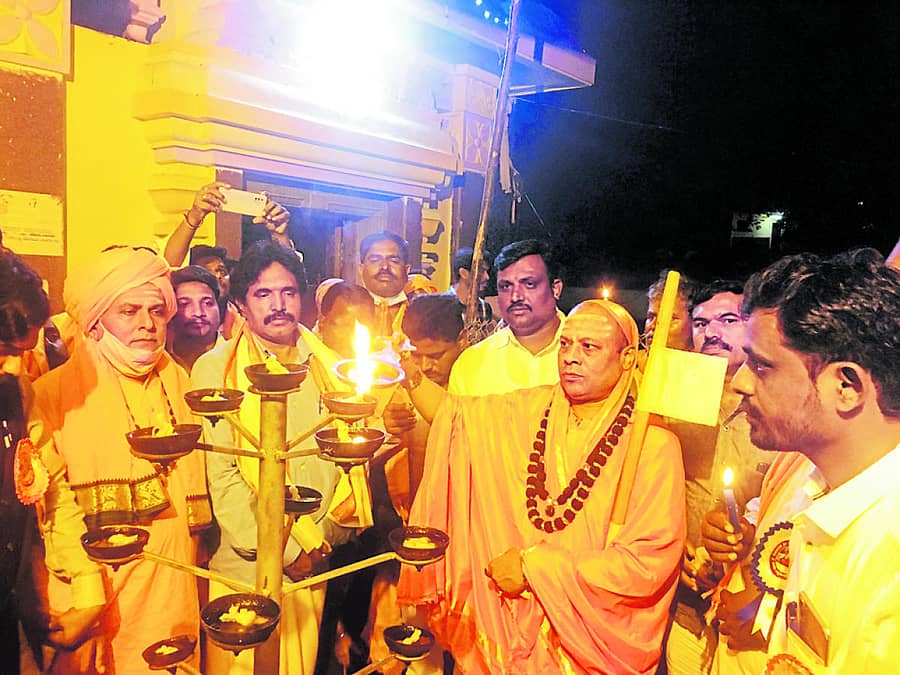 ಆಂಧ್ರಪ್ರದೇಶದ ಶ್ರೀಶೈಲಂನಲ್ಲಿರುವ ಶಿವಶರಣೆ ಹೇಮರೆಡ್ಡಿ ಮಲ್ಲಮ್ಮ ದೇವಸ್ಥಾನದಲ್ಲಿ ಕಾರ್ತಿಕ ಮಾಸದ ಅಂಗವಾಗಿ ಲಕ್ಷ ದೀಪೋತ್ಸವಕ್ಕೆ ಚನ್ನಸಿದ್ದರಾಮ ಪಂಡಿತಾರಾಧ್ಯ ಶಿವಾಚಾರ್ಯ ಸ್ವಾಮೀಜಿ ಚಾಲನೆ ನೀಡಿದರು