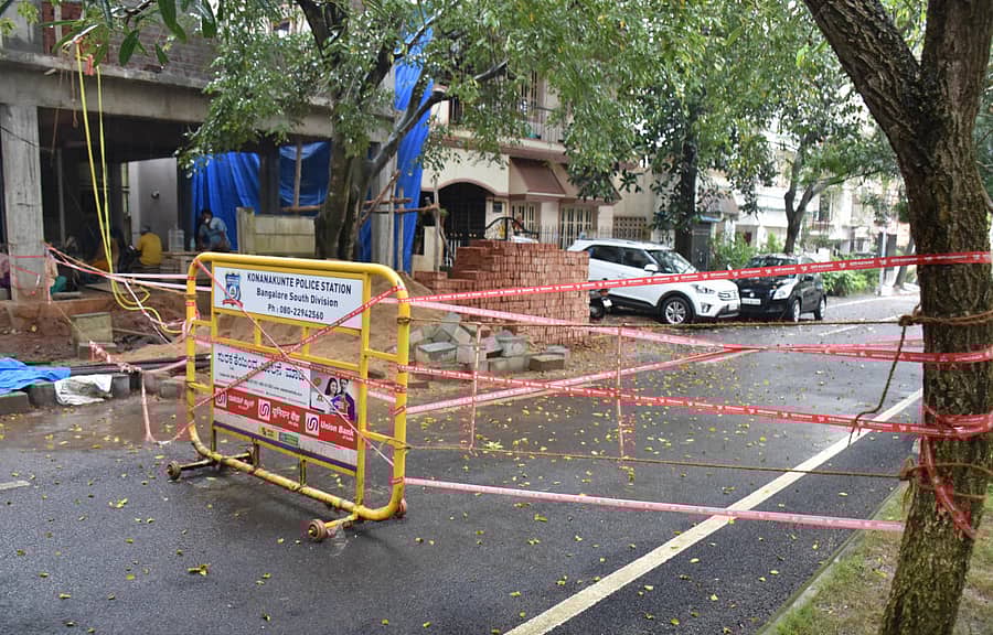 ಜೆ.‍ಪಿ.ನಗರದಲ್ಲಿ ಮೈಕ್ರೊಕಂಟೈನ್‌ಮೆಂಟ್‌ ಪ್ರದೇಶಕ್ಕೆ ಜನರ ಪ್ರವೇಶ ನಿರ್ಬಂಧಿಸಲು ಬಿಬಿಎಂಪಿ ಬ್ಯಾರಿಕೇಡ್‌ ಅಳವಡಿಸಿರುವುದು – ಪ್ರಜಾವಾಣಿ ಚಿತ್ರ