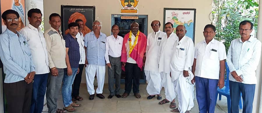 ಸೈದಾಪುರ ಪಟ್ಟಣದ ವಿದ್ಯಾವರ್ಧಕ ಸಂಘದ ಆಡಳಿತ ಮಂಡಳಿಯ ನಾಮನಿರ್ದೇಶಿತ ಸದಸ್ಯರಾಗಿ ಆಯ್ಕೆಯಾದ ಪ್ರಭುಲಿಂಗ ವಾರದ ಅವರನ್ನು ಸನ್ಮಾನಿಸಲಾಯಿತು