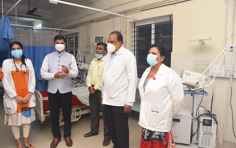 ದಾವಣಗೆರೆ ಜಿಲ್ಲೆಯಲ್ಲಿ ಓಮೈಕ್ರಾನ್ ತಡೆ ಸಂಬಂಧ ಜಿಲ್ಲಾಧಿಕಾರಿ ಮಹಾಂತೇಶ ಬೀಳಗಿ ಅವರು ಸಿ.ಜಿ. ಆಸ್ಪತ್ರೆಯಲ್ಲಿ ಸಿದ್ಧತೆಯನ್ನು ಪರಿಶೀಲಿಸಿದರು.