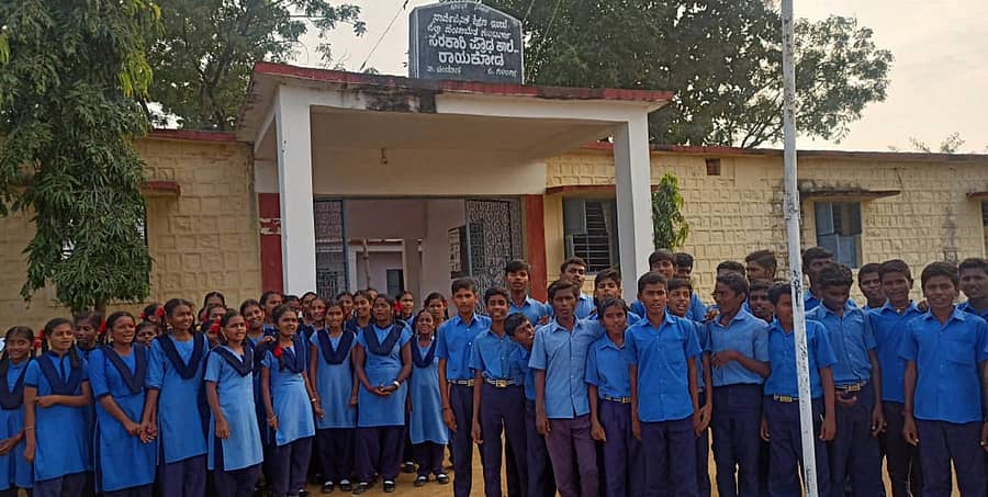 ಚಿಂಚೋಳಿ ತಾಲ್ಲೂಕು ರಾಯಕೋಡ ಗ್ರಾಮದ ಸರ್ಕಾರಿ ಪ್ರೌಢ ಶಾಲೆಯ ವಿದ್ಯಾರ್ಥಿಗಳು ಶುಕ್ರವಾರ ತರಗತಿ ಬಹಿಷ್ಕರಿಸಿ ಪ್ರತಿಭಟನೆ ನಡೆಸಿದರು