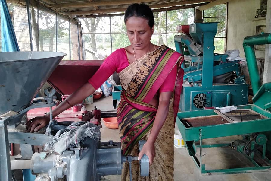 ಗುಂಡಮನತ್ತ ಗ್ರಾಮದ ಸಿರಿಧಾನ್ಯ ಸಂಸ್ಕರಣಾ ಘಟಕದಲ್ಲಿ ಕೆಲಸ ಮಾಡುತ್ತಿರುವ ಎ.ವಿ. ರತ್ನಮ್ಮ