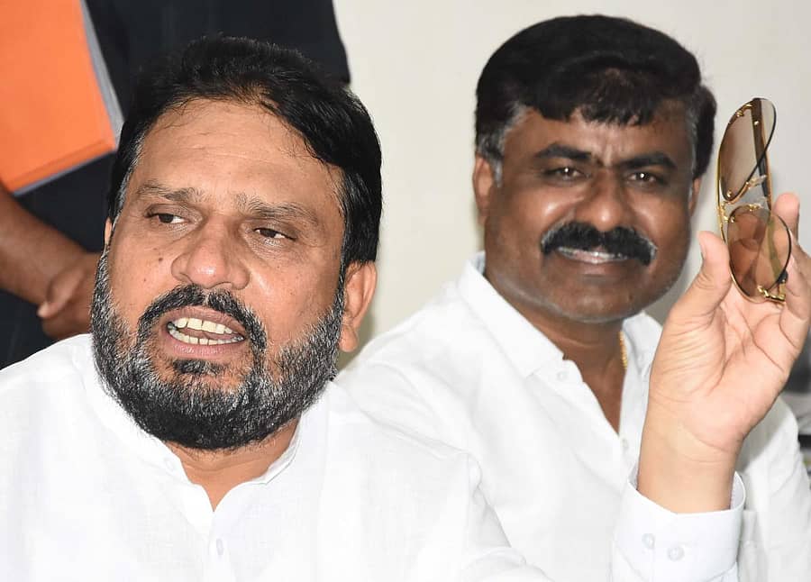 ಬೀದರ್ನಲ್ಲಿ ನಡೆಸಿದ ಪತ್ರಿಕಾಗೋಷ್ಠಿಯಲ್ಲಿ ಕನ್ನಡಕ ಪ್ರದರ್ಶಿಸಿದ ಶಾಸಕ ರಾಜಶೇಖರ ಪಾಟೀಲ