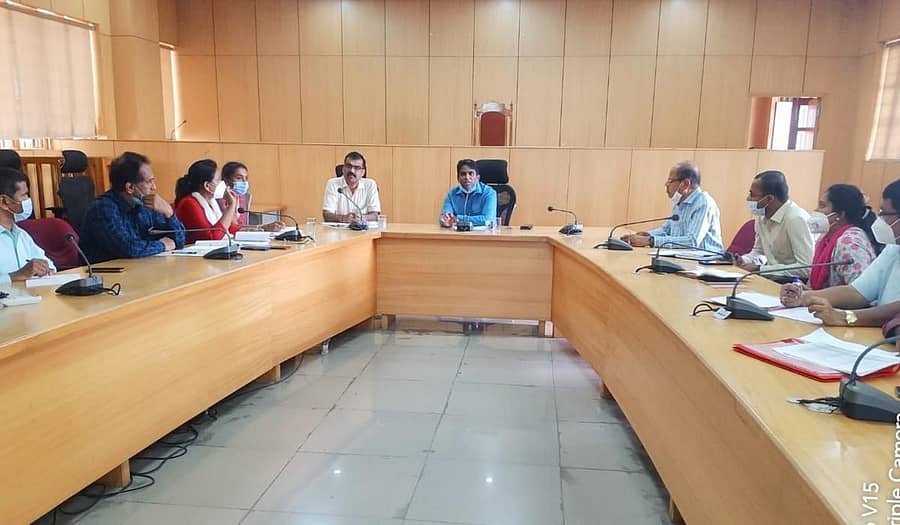 ಸಭೆಯಲ್ಲಿ ಜಿಲ್ಲಾಧಿಕಾರಿ ರಾಕೇಶ್‌ಕುಮಾರ್ ಮಾತನಾಡಿದರು. ಹೆಚ್ಚುವರಿ ಜಿಲ್ಲಾಧಿಕಾರಿ ಟಿ. ಜವರೇಗೌಡ ಹಾಗೂ ಜಿಲ್ಲಾ ಮಟ್ಟದ ಅಧಿಕಾರಿಗಳು ಇದ್ದರು