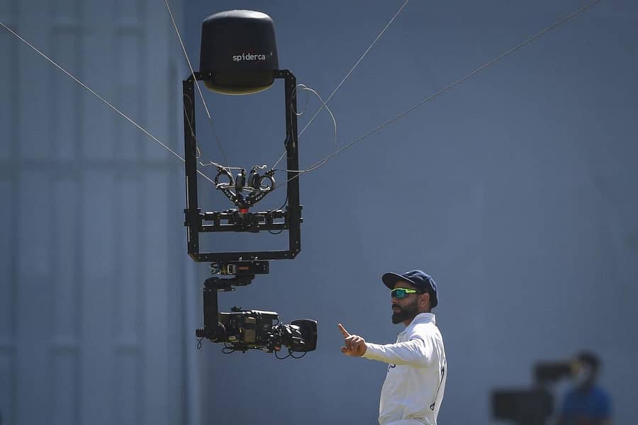 ಮುಂಬೈನಲ್ಲಿ ನಡೆಯುತ್ತಿರುವ ಟೆಸ್ಟ್ ಪಂದ್ಯದ ಮೂರನೇ ದಿನವಾದ ಭಾನುವಾರ ವಿರಾಟ್ ಕೊಹ್ಲಿ ಅವರು ತಾಂತ್ರಿಕ ದೋಷದಿಂದ ಕಾರ್ಯ ಸ್ಥಗಿತಗೊಂಡಿದ್ದ ಸ್ಪೈಡರ್ ಕ್ಯಾಮ್ ವೀಕ್ಷಿಸುತ್ತಿರುವುದು –ಎಎಫ್ಪಿ ಚಿತ್ರ