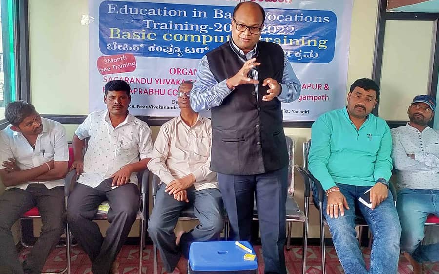 ಸುರಪುರದ ರಂಗಂಪೇಟೆಯ ಬಸವಪ್ರಭು ಕಂಪ್ಯೂಟರ್ ತರಬೇತಿ ಕೇಂದ್ರದಲ್ಲಿ ಭಾನುವಾರ ನೆಹರು ಯುವ ಕೇಂದ್ರ ಅಧಿಕಾರಿ ಸಿದ್ರಾಮಪ್ಪ ಮಾಳ ಮಾತನಾಡಿದರು. ಮಲ್ಲು ಬಾದ್ಯಾಪುರ, ಧರ್ಮರಾಜ ಬಡಿಗೇರ, ಪ್ರಕಾಶ ಅಂಗಡಿ ಇದ್ದರು