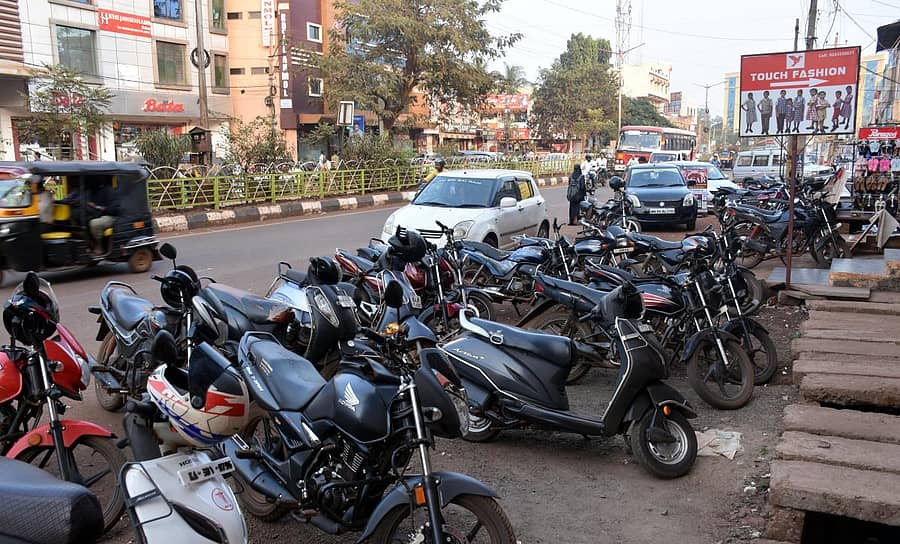 ಬೀದರ್ನ ಉದಗಿರ ರಸ್ತೆಯಲ್ಲಿ ಬೇಕಾಬಿಟ್ಟಿಯಾಗಿ ವಾಹನಗಳ ನಿಲುಗಡೆ ಮಾಡಲಾಗಿದೆ/ ಚಿತ್ರ: ಗುರುಪಾದಪ್ಪ ಸಿರ್ಸಿ