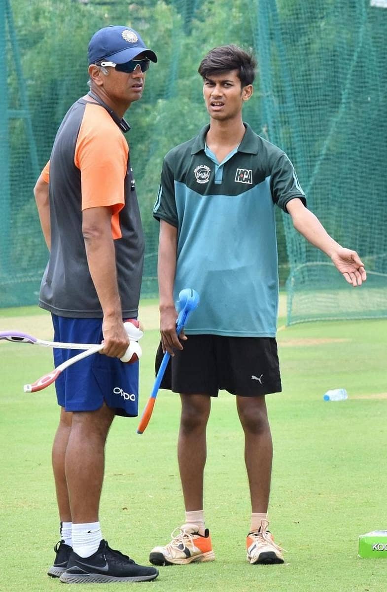 ಭಾರತ ತಂಡದ ಕೋಚ್ ರಾಹುಲ್ ದ್ರಾವಿಡ್ ಅವರೊಂದಿಗೆ ಮುಂಬೈ ತಂಡದ ‘ಥ್ರೋಡೌನ್’ ಪರಿಣಿತ ಹುಬ್ಬಳ್ಳಿಯ ದರ್ಶನ ನೆಗಳೂರು