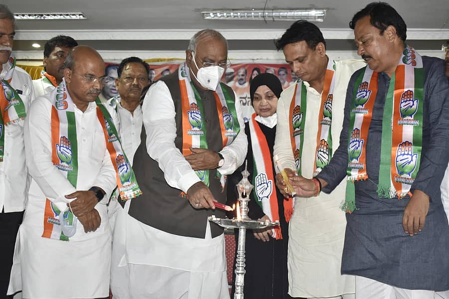 ವಿಧಾನ ಪರಿಷತ್ ಚುನಾವಣೆ ಅಂಗವಾಗಿ ಜೇವರ್ಗಿಯಲ್ಲಿ ನಡೆದ ಕಾಂಗ್ರೆಸ್‌ ಪ್ರಚಾರ ಸಭೆಯನ್ನು ರಾಜ್ಯಸಭೆ ವಿರೋಧ ಪಕ್ಷದ ನಾಯಕ ಡಾ.ಮಲ್ಲಿಕಾರ್ಜುನ ಖರ್ಗೆ ಉದ್ಘಾಟಿಸಿದರು. ಶಾಸಕ ಡಾ.ಅಜಯಸಿಂಗ್, ಡಾ. ಶರಣಪ್ರಕಾಶ ಪಾಟೀಲ, ಶಾಸಕ ಶರಣಬಸಪ್ಪ ದರ್ಶನಾಪುರ, ಶಾಸಕಿ ಖನೀಜ್ ಫಾತೀಮಾ, ಅಲ್ಲಮಪ್ರಭು ಪಾಟೀಲ, ಜಗದೇವ ಗುತ್ತೇದಾರ ಇದ್ದರು