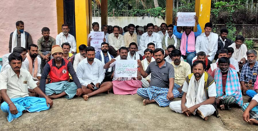 ಬೋಸೆದೇವರಹಟ್ಟಿ ಗ್ರಾಮವನ್ನು ಪಟ್ಟಣ ಪಂಚಾಯಿತಿಯಿಂದ ಬೇರ್ಪಡಿಸಬೇಕು ಎಂದು ಒತ್ತಾಯಿಸಿ ಗ್ರಾಮಸ್ಥತು ನಾಯಕನಹಟ್ಟಿಯಲ್ಲಿ ಪ್ರತಿಭಟನೆ ನಡೆಸಿದರು.