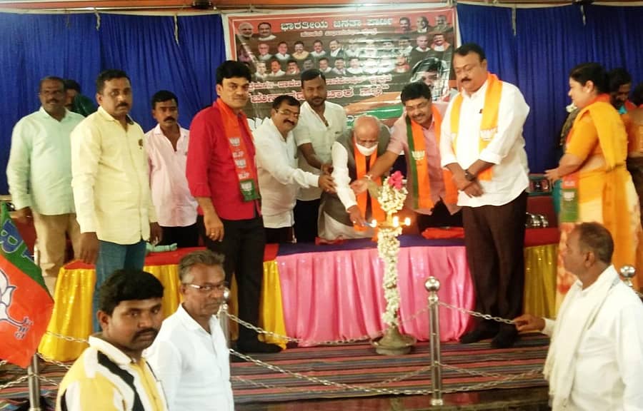 ಹರಿಹರ ತಾಲ್ಲೂಕಿನ ಸಾರಥಿ ಗ್ರಾಮದಲ್ಲಿ ಭಾನುವಾರ ನಡೆದ ಬಿಜೆಪಿ ಚುನಾವಣೆ ಪ್ರಚಾರ ಸಭೆಯನ್ನು ಸಂಸದ ಜಿ.ಎಂ.ಸಿದ್ದೇಶ್ವರ ಉದ್ಘಾಟಿಸಿದರು. ಅಭ್ಯರ್ಥಿ ಕೆ.ಎಸ್. ನವೀನ್ ಇದ್ದರು.