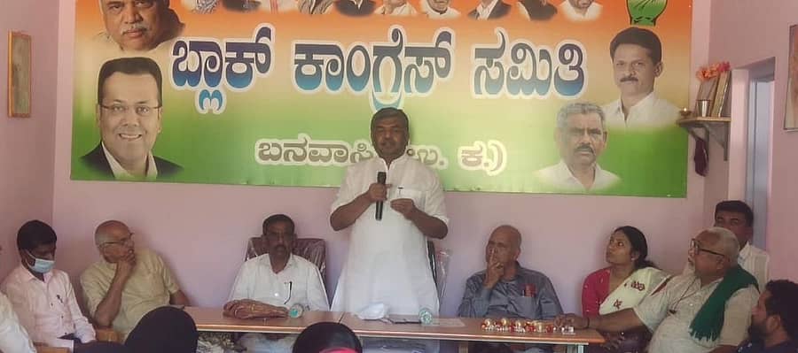 ಬನವಾಸಿಯಲ್ಲಿ ನಡೆದ  ಕಾಂಗ್ರೆಸ್ ಪ್ರಚಾರ ಸಭೆಯಲ್ಲಿ ವಿಧಾನ ಪರಿಷತ್ ಸದಸ್ಯ ಬಿ.ಕೆ.ಹರಿಪ್ರಸಾದ ಪಕ್ಷದ ಅಭ್ಯರ್ಥಿ ಭೀಮಣ್ಣ ನಾಯ್ಕ ಪರ ಮತ ಯಾಚಿಸಿ ಮಾತನಾಡಿದರು.