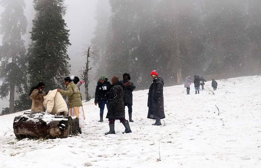 ಬಾರಾಮುಲ್ಲಾ ಜಿಲ್ಲೆಯ ತಂಗ್‌ಮಾರ್ಗ್‌ –ಗುಲ್ ಮಾರ್ಗ್ ಮಾರ್ಗಮಧ್ಯೆದ ಪ್ರದೇಶವೊಂದರಲ್ಲಿ  ಪ್ರವಾಸಿಗರು ಆಟೋಟದಲ್ಲಿ ತೊಡಗಿದ್ದ ದೃಶ್ಯ