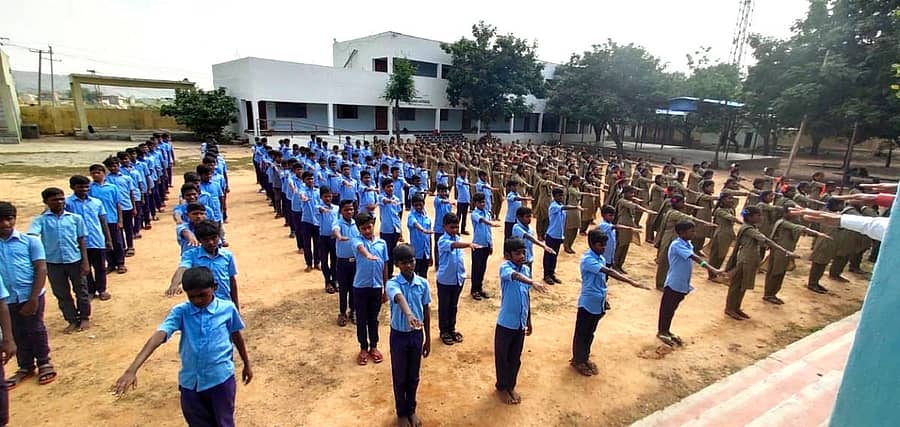 ಮೊಳಕಾಲ್ಮುರು ತಾಲ್ಲೂಕಿನ ನಾಗಸಮುದ್ರ ಸರ್ಕಾರಿ ಪ್ರೌಢಶಾಲೆಯಲ್ಲಿ ಅಭ್ಯಾಸ ಮಾಡುತ್ತಿರುವ ವಿದ್ಯಾರ್ಥಿಗಳು.