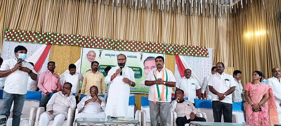 ರಾಯಚೂರು ಜಿಲ್ಲೆಯ ಸಿಂಧನೂರಿನಲ್ಲಿ ಸೋಮವಾರ ನಡೆದ ಜೆಡಿಎಸ್ ಬೆಂಬಲಿತ ಗ್ರಾಮ ಪಂಚಾಯಿತಿ ಮತ್ತು ನಗರಸಭೆ ಸದಸ್ಯರ ಸಭೆಯಲ್ಲಿ ಶಾಸಕ ವೆಂಕಟರಾವ್ ನಾಡಗೌಡ ಮಾತನಾಡಿದರು. ಕಾಂಗ್ರೆಸ್ ಅಭ್ಯರ್ಥಿ ಶರಣೇಗೌಡ ಬಯ್ಯಾಪುರ ಇದ್ದಾರೆ