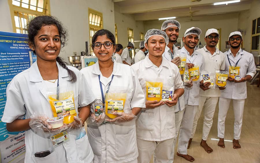 ಡೈರಿ ಎಂಜಿನಿಯರಿಂಗ್ ವಿದ್ಯಾರ್ಥಿಗಳು ತಾವೇ ತಯಾರಿಸಿದ ಉತ್ಪನ್ನಗಳನ್ನು ಖುಷಿಯಿಂದ ಪ್ರದರ್ಶಿಸಿದರು –ಪ್ರಜಾವಾಣಿ ಚಿತ್ರ:ಎಂ.ಎಸ್.ಮಂಜುನಾಥ್