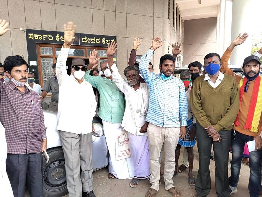 ಶಾಲಾ ಕಾಲೇಜುಗಳನ್ನು ಬಂದ್‌ ಮಾಡುವಂತೆ ಆಗ್ರಹಿಸಿ ವಾಟಾಳ್‌ ನಾಗರಾಜ್‌ ಅವರು ಬೆಂಬಲಿಗರೊಂದಿಗೆ ಮಂಗಳವಾರ ಜಿಲ್ಲಾಡಳಿತ ಭವನದ ಎದುರು ಘೋಷಣೆ ಕೂಗಿದರು