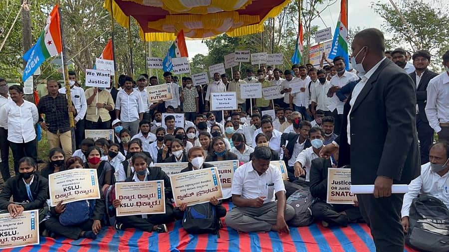 ಹುಬ್ಬಳ್ಳಿ ನವನಗರದ ಕಾನೂನು ವಿಶ್ವ ವಿದ್ಯಾಲಯದ ಎದುರು ಕಾನೂನು ವಿದ್ಯಾರ್ಥಿಗಳ ಪ್ರತಿಭಟನೆ ಮಂಗಳವಾರವೂ ಮುಂದುವರಿದಿತ್ತು