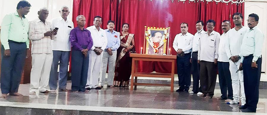 ತುಮಕೂರಿನ ಆದರ್ಶ ನಗರದಲ್ಲಿ ದಲಿತ ಛಲವಾದಿ ಮಹಾಸಭಾದಿಂದ ಡಾ.ಬಿ.ಆರ್.ಅಂಬೇಡ್ಕರ್ ಪರಿನಿಬ್ಬಾಣ ದಿನ ಆಚರಿಸಲಾಯಿತು. ಮಹಾಸಭಾ ಜಿಲ್ಲಾ ಘಟಕದ ಅಧ್ಯಕ್ಷ ಪಿ.ಚಂದ್ರಪ್ಪ, ವಕೀಲ ರಾಜಣ್ಣ, ಯುವ ವೇದಿಕೆಯ ಹರ್ಷಧರ, ಮುಖಂಡರಾದ ಪುಟ್ಟಬೋರಯ್ಯ, ಶ್ರೀನಿವಾಸ್, ರಾಜಯ್ಯ, ಮಂಜುಳಾ, ನವೀನ್ ಇತರರು ಭಾಗವಹಿಸಿದ್ದರು