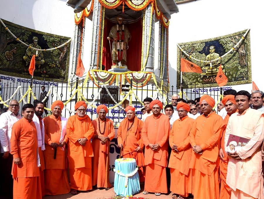 ಬೆಳಗಾವಿಯ ಶಿವಬಸವ ನಗರದಲ್ಲಿರುವ ನಾಗನೂರು ರುದ್ರಾಕ್ಷಿ ಮಠದ ಬಳಿ ಪ್ರತಿಷ್ಠಾಪಿಸಿರುವ ಲಿಂ.ಶಿವಬಸವ ಸ್ವಾಮೀಜಿ ಪ್ರತಿಮೆ ಹಾಗೂ ಶಿಲಾಮಂಟಪವನ್ನು ಸಿರಿಗೆರೆ ತರಳಬಾಳು ಮಹಾಸಂಸ್ಥಾನ ಮಠದ ಡಾ.ಶಿವಮೂರ್ತಿ ಶಿವಾಚಾರ್ಯ ಸ್ವಾಮೀಜಿ ಬುಧವಾರ ಅನಾವರಣಗೊಳಿಸಿದರು. ತೋಂಟದ ಸಿದ್ಧರಾಮ ಸ್ವಾಮೀಜಿ, ಡಾ.ಅಲ್ಲಮಪ್ರಭು ಸ್ವಾಮೀಜಿ ಮೊದಲಾದ ಶ್ರೀಗಳು ಇದ್ದಾರೆಪ್ರಜಾವಾಣಿ ಚಿತ್ರ