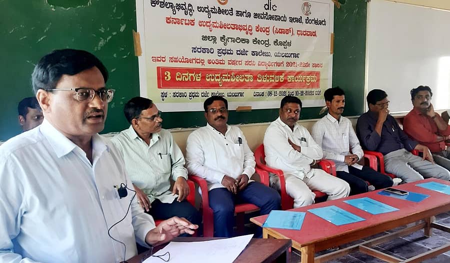 ಯಲಬುರ್ಗಾ ಪಟ್ಟಣದ ಸರ್ಕಾರಿ ಪ್ರಥಮ ದರ್ಜೆ ಕಾಲೇಜಿನಲ್ಲಿ ಬುಧವಾರ ಉದ್ಯಮಶೀಲತೆ ಕುರಿತ ತರಬೇತಿ ಕಾರ್ಯಕ್ರಮದಲ್ಲಿ ಸಿಡಾಕ್ ಜಂಟಿ ನಿರ್ದೇಶಕ ಜಿ.ಯು.ಹುಡೇದ ಮಾತನಾಡಿದರು. ಪ್ರಾಚಾರ್ಯ ಡಾ.ಶಿವರಾಜ ಗುರಿಕಾರ, ಜಗದೀಶ ಯಲಿಗಾರ, ಎಚ್.ಎನ್. ಗುಡಿಹಿಂದಿನ ಇತರರು ಇದ್ದರು