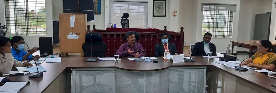 ಜಿಲ್ಲಾಧಿಕಾರಿ ಆರ್.ಸೆಲ್ವಮಣಿ ಕೋಲಾರದಲ್ಲಿ ಬುಧವಾರ ಮಹಿಳಾ ಮತ್ತು ಮಕ್ಕಳ ಅಭಿವೃದ್ಧಿ ಇಲಾಖೆಯ ವಿವಿಧ ಯೋಜನೆಗಳ ಪ್ರಗತಿ ಪರಿಶೀಲನಾ ಸಭೆ ನಡೆಸಿದರು