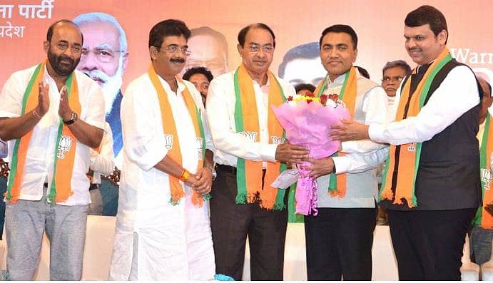 ಮಹಾರಾಷ್ಟ್ರದ ಪ್ರತಿಪಕ್ಷ ನಾಯಕ ದೇವೇಂದ್ರ ಫಡಣವೀಸ್ ಅವರ ಸಮ್ಮುಖದಲ್ಲಿ ರವಿ ನಾಯಕ್ (ಮಧ್ಯದಲ್ಲಿರುವವರು) ಬಿಜೆಪಿ ಸೇರಿದರು – ಐಎಎನ್‌ಎಸ್ ಚಿತ್ರ