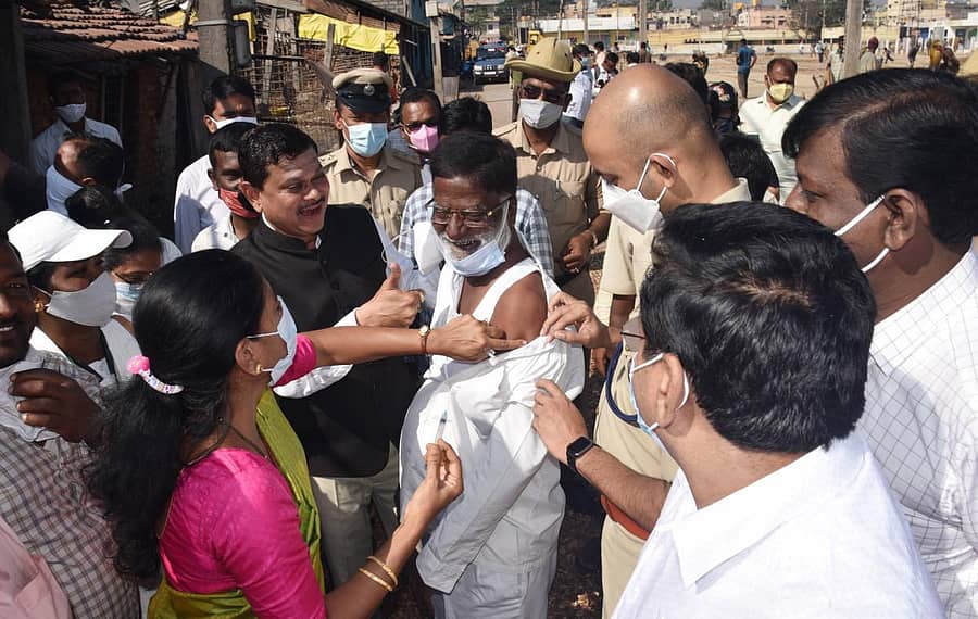 ದಾವಣಗೆರೆ ಮಂಡಕ್ಕಿ ಭಟ್ಟಿ ಪ್ರದೇಶದಲ್ಲಿ ರಸ್ತೆಯಲ್ಲೇ ಕೋವಿಡ್ ಲಸಿಕೆ ಹಾಕಲಾಯಿತು