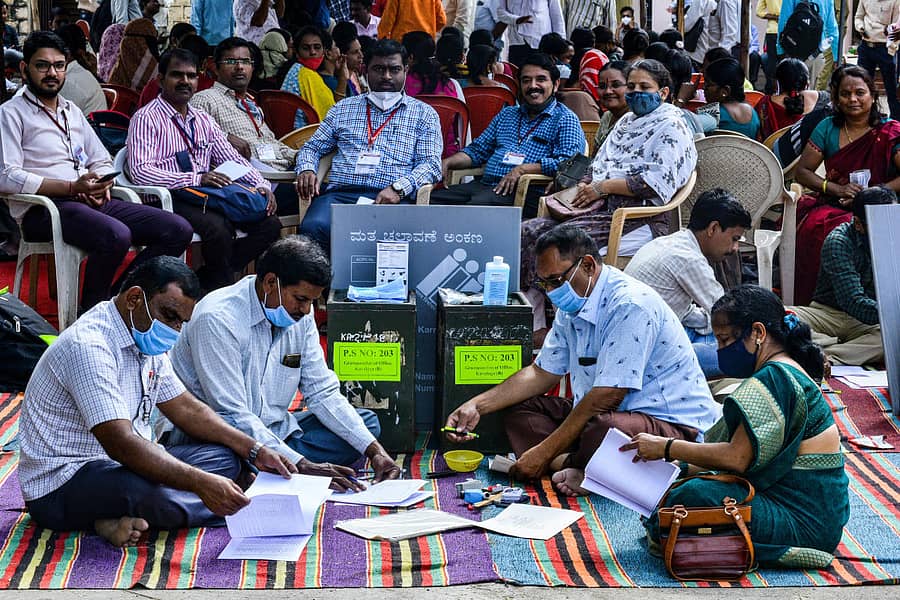 ವಿಧಾನ ಪರಿಷತ್ ಚುನಾವಣೆಯ ಅಂಗವಾಗಿ ಕಲಬುರಗಿಯ ತಹಶೀಲ್ದಾರ್ ಕಚೇರಿಯ ಆವರಣದಲ್ಲಿ ಗುರುವಾರ ಚುನಾವಣಾ ಸಿಬ್ಬಂದಿ ಮತದಾರರ ಪಟ್ಟಿಯನ್ನು ಪರಿಶೀಲಿಸಿಕೊಂಡರು –ಪ್ರಜಾವಾಣಿ ಚಿತ್ರ