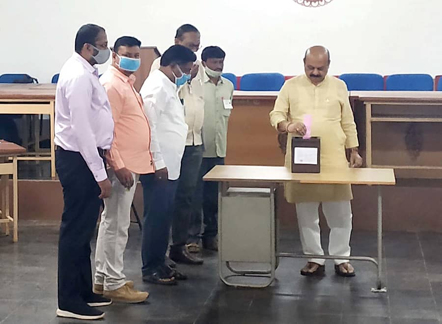 ವಿಧಾನ ಪರಿಷತ್ ಚುನಾವಣೆಯ ಅಂಗವಾಗಿ ಶಿಗ್ಗಾವಿ ತಾ.ಪಂ. ಕಚೇರಿಯ ಮತಗಟ್ಟೆಯಲ್ಲಿ ಮುಖ್ಯಮಂತ್ರಿ ಬಸವರಾಜ ಬೊಮ್ಮಾಯಿ ಮತ ಚಲಾಯಿಸಿದರು –ಪ್ರಜಾವಾಣಿ ಚಿತ್ರ