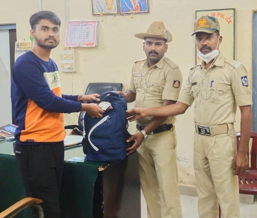 ಹೊಸಪೇಟೆ ರೈಲು ನಿಲ್ದಾಣದಲ್ಲಿ ಪ್ರಯಾಣಿಕ ರವೀಂದ್ರ ಮಿಶ್ರಾ ಅವರಿಗೆ ಪೊಲೀಸ್ ಕಾನ್ಸ್ಟೆಬಲ್ ಮಂಜುನಾಥ ಪಾಟೀಲ್, ಗೃಹರಕ್ಷಕ ದಳದ ಸಿಬ್ಬಂದಿ ಮೈನುದ್ದೀನ್ ಹಣ, ಬ್ಯಾಗ್ ಮರಳಿಸಿದರು