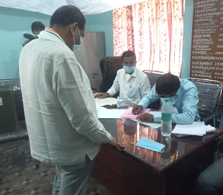 ದೊಡ್ಡಬಳ್ಳಾಪುರದ ನಗರಸಭೆ ಮತಗಟ್ಟೆಯಲ್ಲಿ ಶಾಸಕ ಟಿ. ವೆಂಕಟರಮಣಯ್ಯ ಮತ ಚಲಾಯಿಸಿದರು