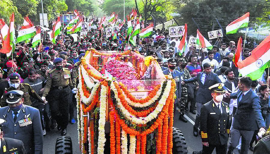 ಸೇನಾಪಡೆಗಳ ಮುಖ್ಯಸ್ಥ ಜನರಲ್ ಬಿಪಿನ್ ರಾವತ್ ಅವರ ಅಂತಿಮ ಯಾತ್ರೆಯು ನವದೆಹಲಿಯಲ್ಲಿ ಶುಕ್ರವಾರ ನಡೆಯಿತು. ಸಾವಿರಾರು ಜನರು ರಾಷ್ಟ್ರಧ್ವಜ ಹಿಡಿದು ಪಾಲ್ಗೊಂಡಿದ್ದರು –ಪಿಟಿಐ ಚಿತ್ರ