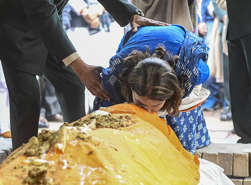 ಅಂತ್ಯಸಂಸ್ಕಾರಕ್ಕೂ ಮುನ್ನ ಲಿದ್ದರ್ ಅವರನ್ನು ಚುಂಬಿಸಿ ಅಂತಿಮ ನಮನ ಸಲ್ಲಿಸಿದ ಗೀತಿಕಾ ಲಿದ್ದರ್