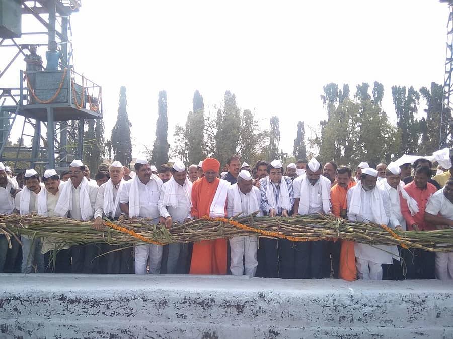 ಹುಮನಾಬಾದ್ ತಾಲ್ಲೂಕಿನ ಹಳಿಖೇಡ್ ಬಿ. ಪಟ್ಟಣದ ಬೀದರ್ ಸಹಕಾರ ಸಕ್ಕರೆ ಕಾರ್ಖಾನೆಯ ಕಬ್ಬು ನುರಿಸುವ ಕಾರ್ಯಕ್ಕೆ ಮಾಜಿ ಶಾಸಕ ಅಶೋಕ ಖೇಣಿ ಚಾಲನೆ ನೀಡಿದರು