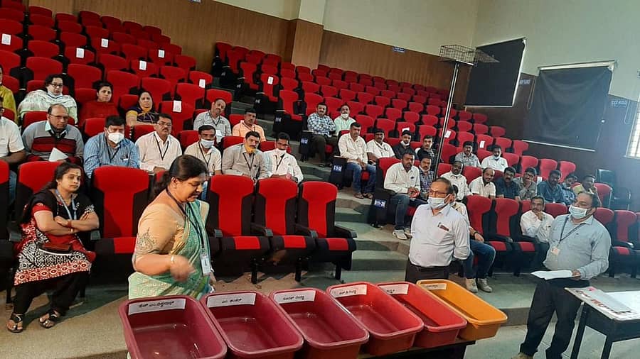 ಹಾಸನ ಸರ್ಕಾರಿ ಎಂಜಿನಿಯರಿಂಗ್ ಕಾಲೇಜು ಸಭಾಂಗಣದಲ್ಲಿ ಮತ ಎಣಿಕೆ ಕಾರ್ಯಕ್ಕೆ ನಿಯೋಜಿಸಿರುವ ಸಿಬ್ಬಂದಿಗೆ ಜಿಲ್ಲಾ ಚುನಾವಣಾಧಿಕಾರಿ ಆರ್‌.ಗಿರೀಶ್‌ ಮತ್ತು ಸಹಾಯಕ ಚುನಾವಣಾಧಿಕಾರಿ ಕವಿತಾ ರಾಜಾರಾಂ ಅವರು ತರಬೇತಿ ನೀಡಿದರು