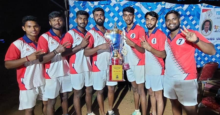 ಪ್ರಶಸ್ತಿಯೊಂದಿಗೆ ಆಳ್ವಾಸ್ ಕಾಲೇಜು ತಂಡ. (ಎಡದಿಂದ): ನಂದಕುಮಾರ್, ಸಂಜಯ್, ಶ್ರೀನಿವಾಸ್‌, ಮಹಾದೇವಸ್ವಾಮಿ, ಚೇತನ್‌, ಸಚಿನ್ ಮತ್ತು ಮುತ್ತಮಿಳರಸ್‌